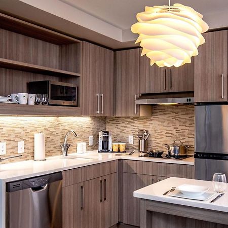 Element Hampton Peninsula Town Center Hotell Exteriör bild
