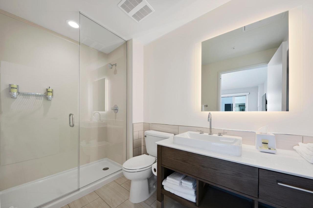 Element Hampton Peninsula Town Center Hotell Exteriör bild