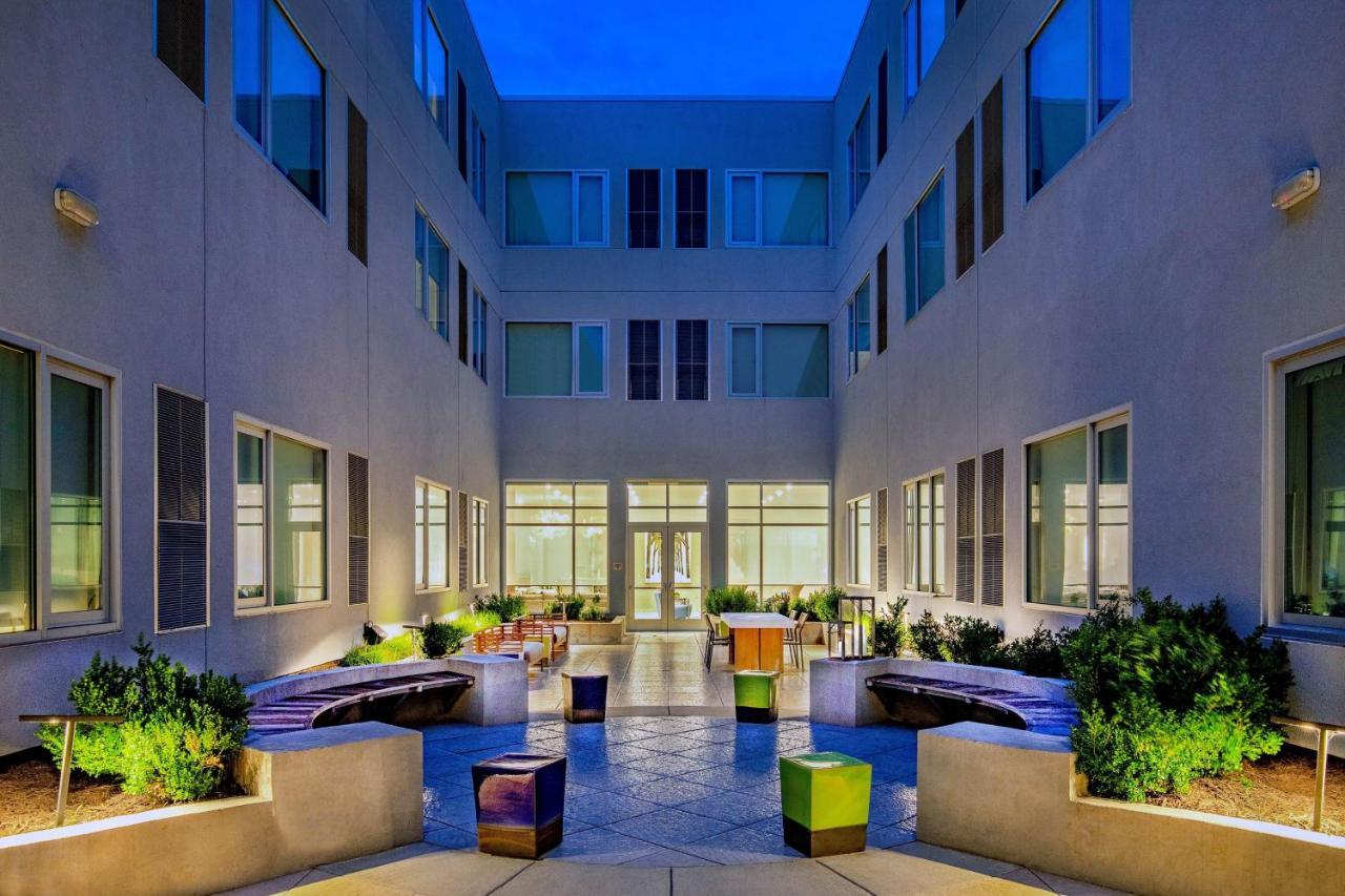 Element Hampton Peninsula Town Center Hotell Exteriör bild